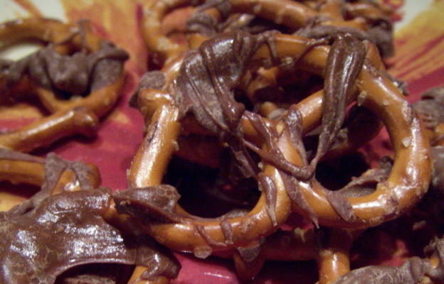 supereenvoudige met chocolade bedekte pretzels