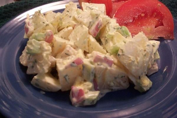 Amerikaanse aardappelsalade met hardgekookte eieren en zoete augurken