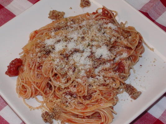spaghetti gegarneerd met knapperige spek en broodkruimels