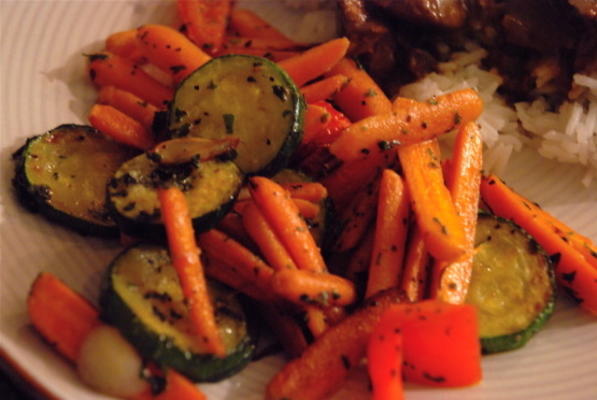 courgette en worteltjes met knoflook en kruiden