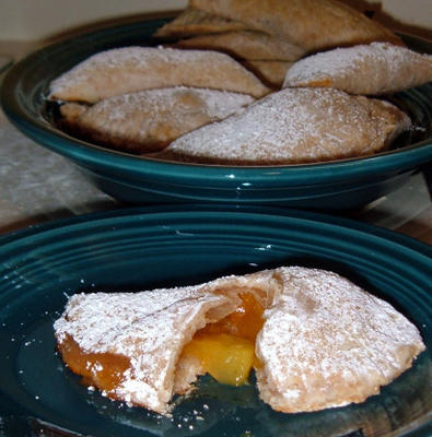 perzikgebakken (of gebakken) pasteien