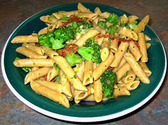 broccoli en kaas pasta gooien