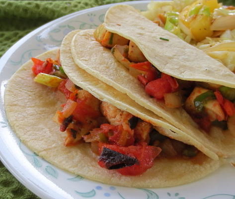 kiptaco's met verkoolde tomaten