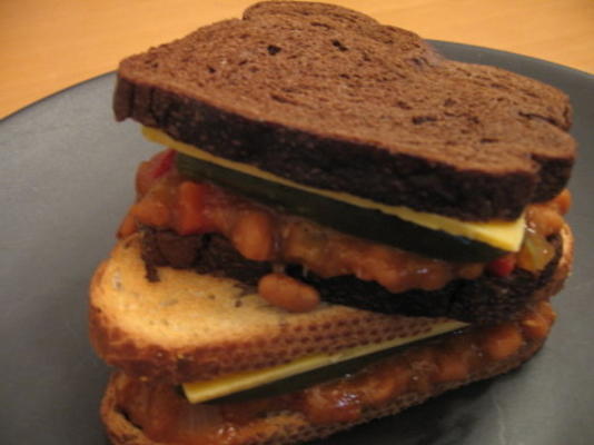 gebakken bonen, cheddar en augurk sandwich