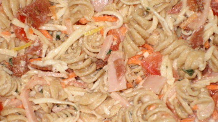 kalkoen, bacon pastasalade met dressing van basilicum