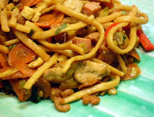 bami goreng (indonesische roerbaknoedels)