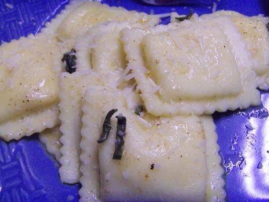 ravioli met bruine boter en salie saus