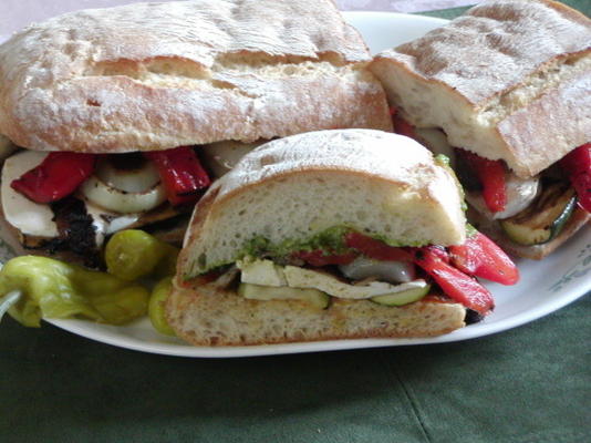 gegrilde groenten op geroosterd ciabatta brood