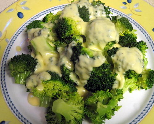 broccoli met twee-kaas mierikswortel saus