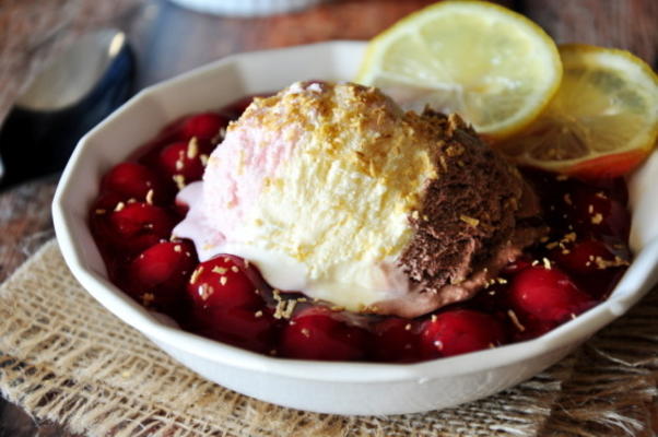 Napolitaans ijs met kersensaus