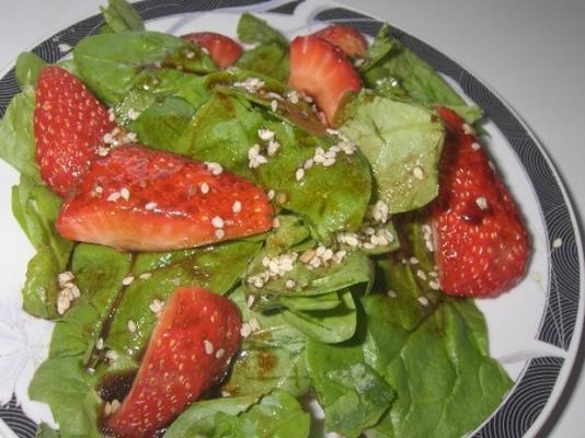 aardbeien spinazie salade met balsamico vinaigrette