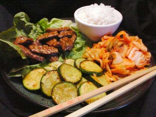 bulgogi (Koreaans rundvlees) met rijst en sla