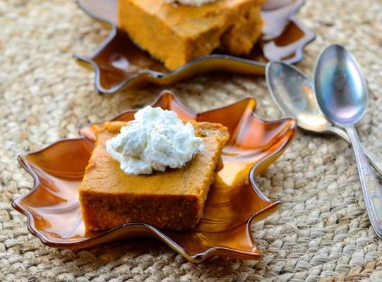 gebakken butternut squash pudding gegarneerd met gember slagroom