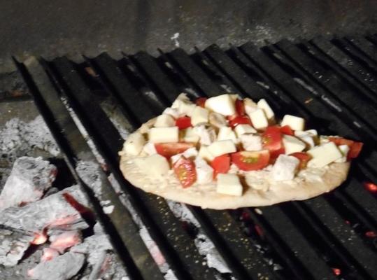 gegrilde kip pizza met alabama witte saus