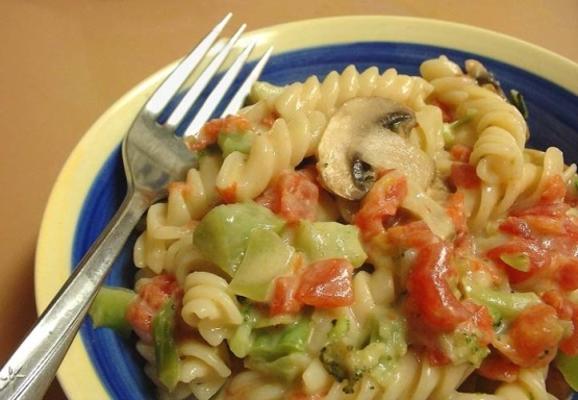 pasta, champignons en broccoli met romige tomatensaus