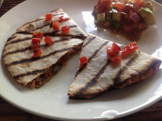 gegrilde zwarte boon hamburger quesadillas