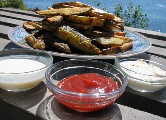 gebakken pommes frites (aardappelen) en kindvriendelijke onderdompelende sauzen