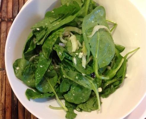 spinazie en andijvie salade met pecannoten en blauwe kaas