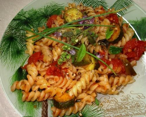zomerse pasta met kruiden en groenten