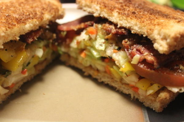 bacon, slaw en tomatensandwich