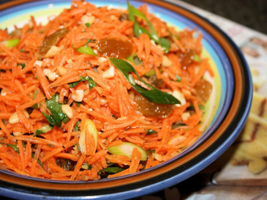wortel en gouden rozijnen (sultana) salade