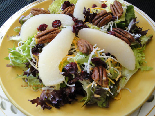 gemengde greens en perensalade
