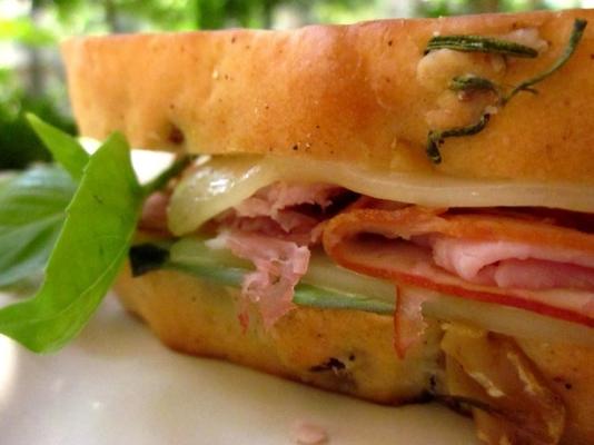 Italiaanse sandwich met gegrilde ham en kaas