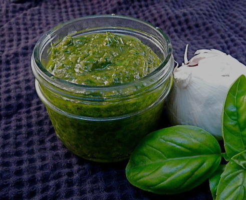 eenvoudige geroosterde knoflookpesto