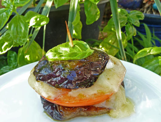 auberginesandwiches met geitenkaas, tomaat en basilicum