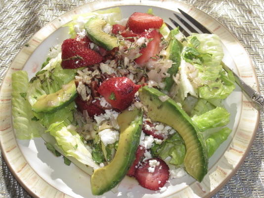 gekruide Romaine-salade met aardbeien en feta