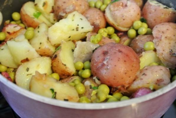 nye kartofler og andaelig; rte salat (erwt en nieuwe aardappelsalade)