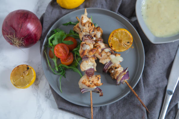 Kraft gegrilde Griekse kip Kabobs