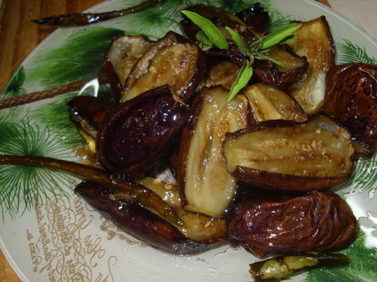 honing-geroosterde aubergine met chilipepers