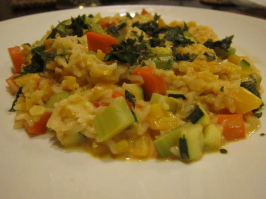 plantaardige risotto met kerriesaus