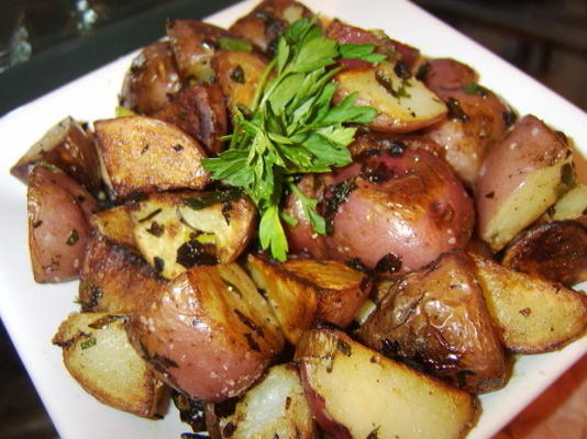 makkelijke pan gebakken aardappelen, sjalotjes met peterselieboter