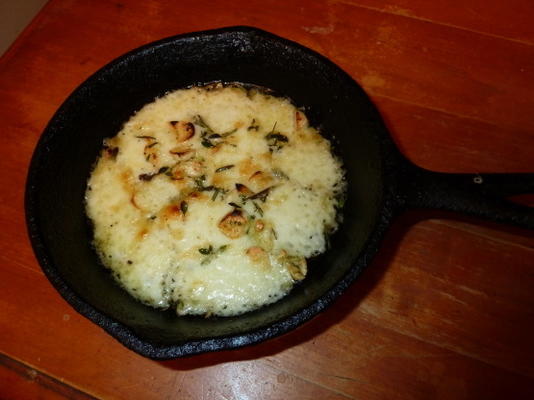 gebakken fontina met knoflook, olijfolie en tijm