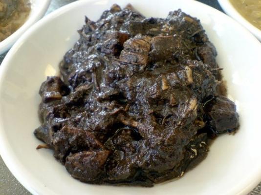 filipijns chocoladevlees (dinuguan)