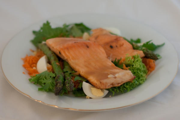 gegrilde zalm en aspergesalade