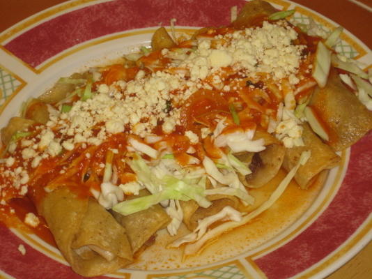 flautas met gesnipperde kip