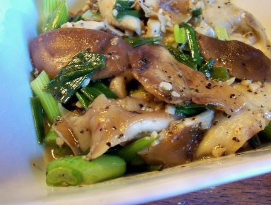 shiitake paddenstoelen met scallions