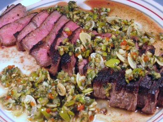 New York strip steak met kalamata-olijf chimichurri