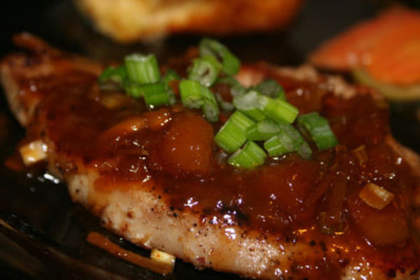 gepofte kalkoenkorstjes (of kip) met chutney saus