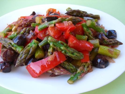 gebakken asperges met rode pepers en olijven