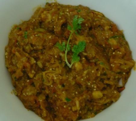 baingan bharta- indische stijl vuur geroosterde aubergines