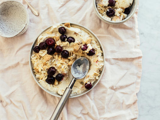lichte kersen-amaretto-cheesecake-ijs