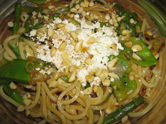 pasta met sugar snaps, asperges, ricotta en bruine boter