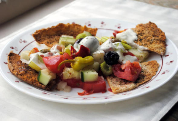 Griekse past-voor-de-goden salade met pittige komkommer dressing