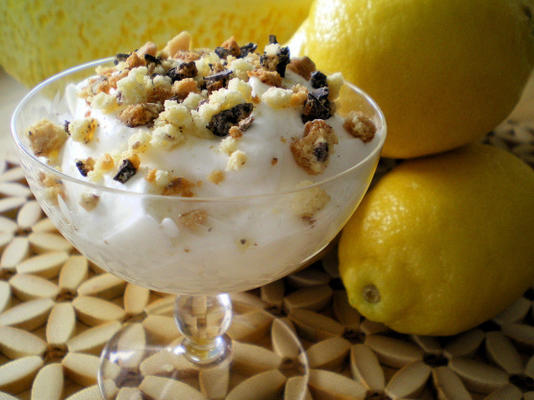 limoncello syllabub met gemalen amaretti-koekjes