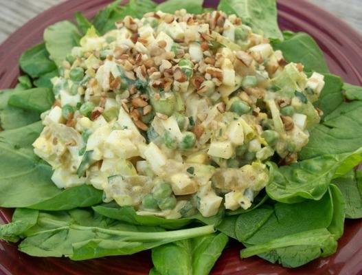 curried eiersalade op greens