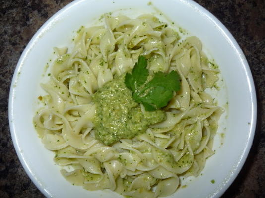 groene chili-koriander pestosaus (pasta)